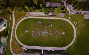 Bihać: Stotine građana kreiralo srebrenički cvijet u znak sjećanja na žrtve genocida u Srebrenici