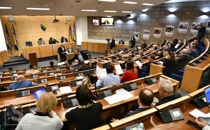Uživo/ Drama u Parlamentu FBiH: Prekinuta vanredna sjednica Predstavničkog doma u 1:30 iza ponoći