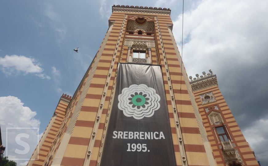 Na sarajevskoj Vijećnici istaknut "Cvijet Srebrenice"