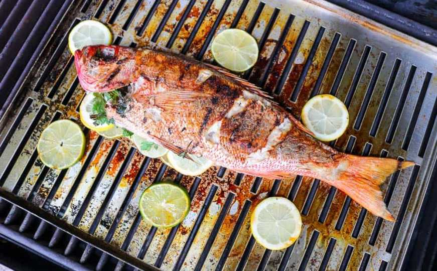 Riba se ovako neće zalijepiti za roštilj: Uz jedan sastojak i bit ce savršeno hrskava i ukusna