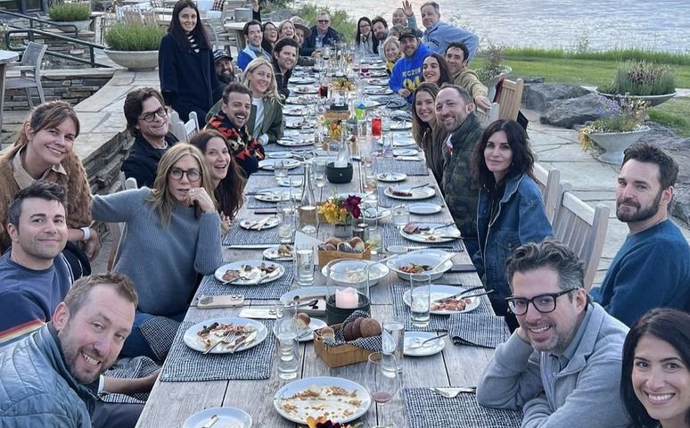 Fotografija sa večere slavnih ličnosti privukla brojne komentare: 'Bože moj, to je stol s legendama'