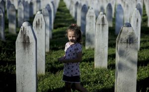 Porodice u Potočarima: Treba dan da se obiđe familija koja je ukopana u Memorijalnom centru
