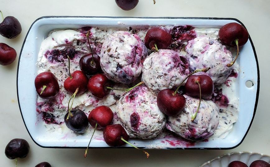 Ljetno osvježenje: Recept za najkremastiji domaći sladoled s čokoladom i trešnjama