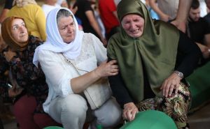 Tužna povorka s tabutima 30 žrtava genocida stigla u Potočare: Porodice se opraštaju od najmilijih