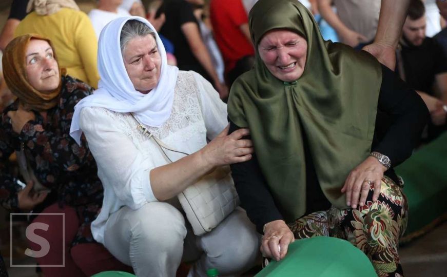 Tužna povorka s tabutima 30 žrtava genocida stigla u Potočare: Porodice se opraštaju od najmilijih