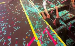 Fanovi bespomoćno gledali: Jala Brat pao s bine tokom nastupa u Hrvatskoj