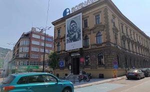 Majka Srebrenice: Čuvena fotografija bh. umjetnika Almina Zrne postavljena u centru Sarajeva