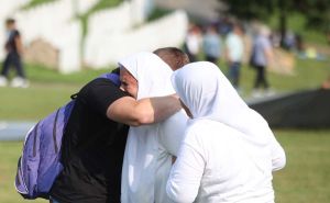 Potočari jutros: Potresne fotografije iz Srebrenice, porodice žrtava uz svoje najmilije