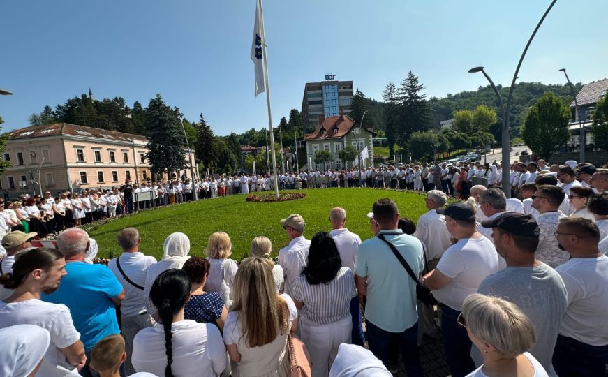 Cazin odao počast žrtvama genocida: Zaustavljen saobraćaj i intoniran Srebrenički inferno