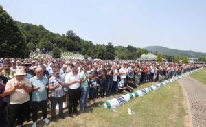 Počela dženaza za 30 žrtava genocida u Srebrenici: Ezan odjekuje Potočarima