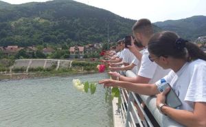 Rukometaši Radničkog obilježili 28. godišnjicu genocida u Srebrenici: Drinom zaplovile ruže