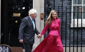 Boris Johnson dobio osmo dijete s 24 godine mlađom suprugom Carrie