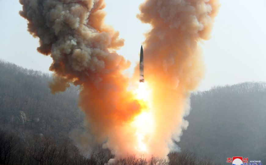 Sjeverna Koreja za vrijeme sastanka SAD-a, Japana i Južne Koreje ispalila balističku raketu