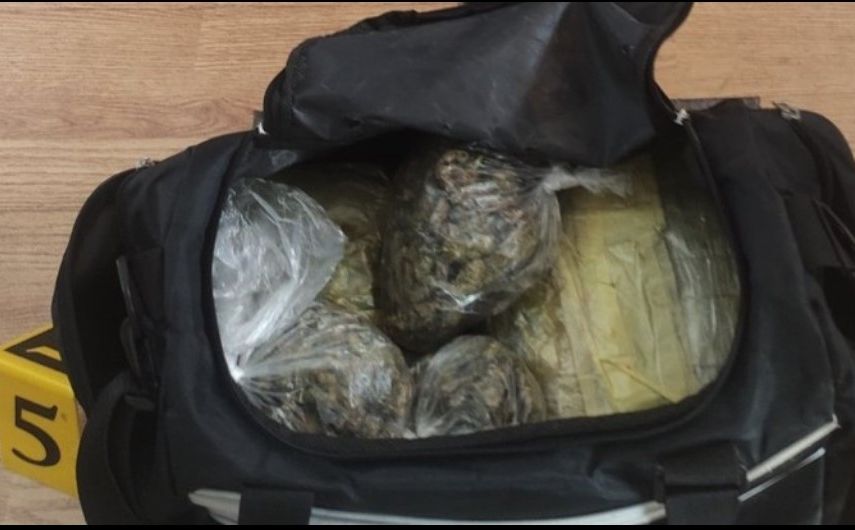 Policija privela muškarca: Skrivao velike količine droge u torbi