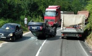 Saobraćajna nesreća na izlazu iz Banja Luke: Vozilo završilo na krovu