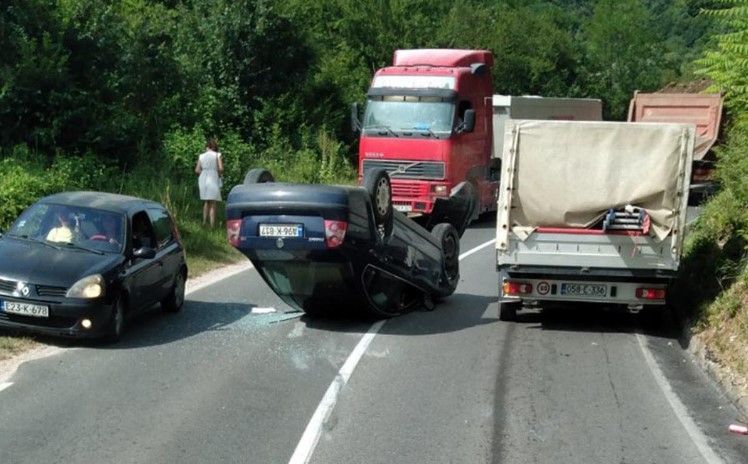 Saobraćajna nesreća na izlazu iz Banja Luke: Vozilo završilo na krovu