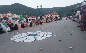 'Nema te na kahvi': Performansom u Goraždu odata počast žrtvama genocida u Srebrenici