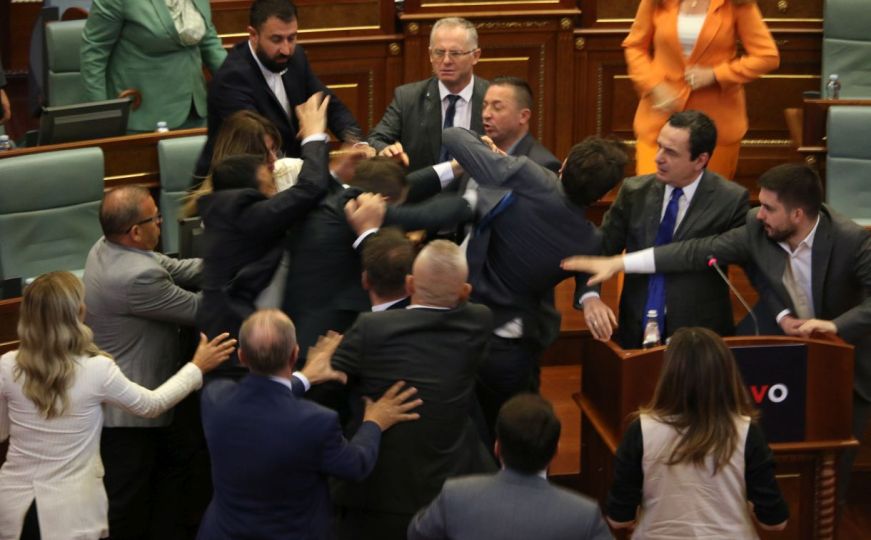 Tuča zastupnika u Skupštini Kosova, napadnut premijer Albin Kurti