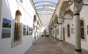 'Umjetnici Sarajevu': U Gazi Husrev-begovom Hanikahu otvorena internacionalna izložba