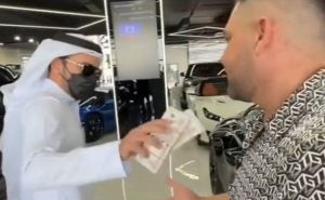 Traži ga policija: Ušao u salon sa gomilom novca i pokupovao sva auta