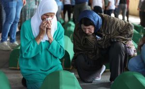 Majke Srebrenice i preživjele žrtve: Pozivamo Schmidta da smijeni Dodika, Bradaru i Vlaisavljević