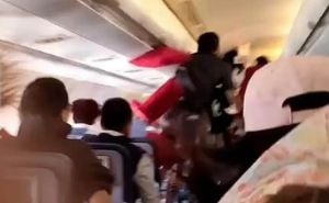 Jezive scene u avionu: Krov napukao tokom leta pa putnici letjeli do plafona, više povrijeđenih