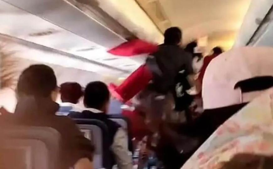 Jezive scene u avionu: Krov napukao tokom leta pa putnici letjeli do plafona, više povrijeđenih