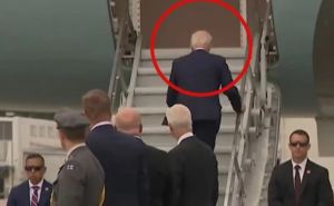 Joe Biden zamalo pao ulazeći u Air Force One, oglasio se njegov doktor