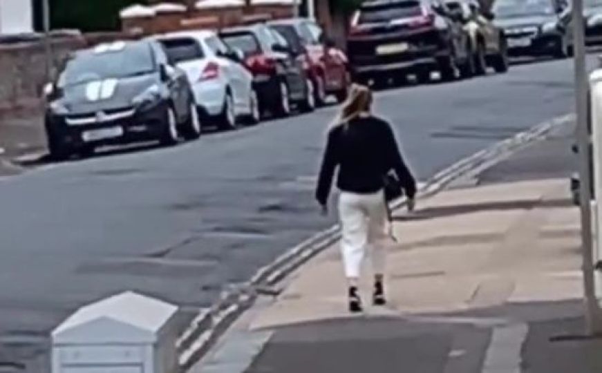 Internetom kruži bizaran snimak žene koja se "smrzla" na ulici: "Čak joj se ni kosa ne miče"