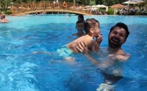 Amel Ćurić podijelio emotivan snimak sa ljetovanja u Turskoj: 'Moj paša naučio plivati'