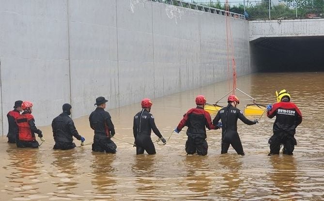 U poplavama u Južnoj Koreji poginulo najmanje 30 ljudi