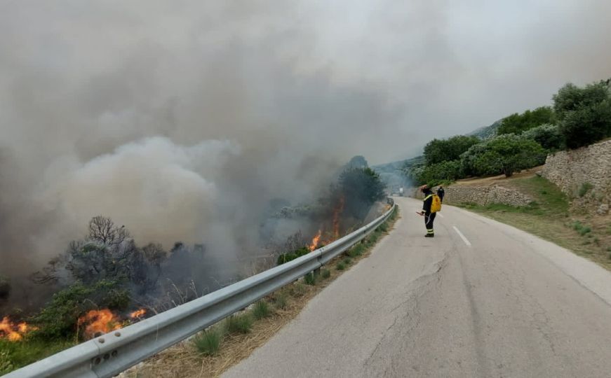 Opet gori na području Grebaštice: Na terenu tri kanadera, 43 vatrogasaca, 13 vozila