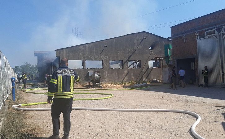 Veliki požar u Bijeljini: Vatra "guta" firmu, na terenu četiri vatrogasna vozila