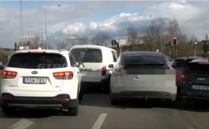 Šveđanin u Tesli jurio 200 kilometara na sat i zabijao se u druga vozila. Objavljen i snimak