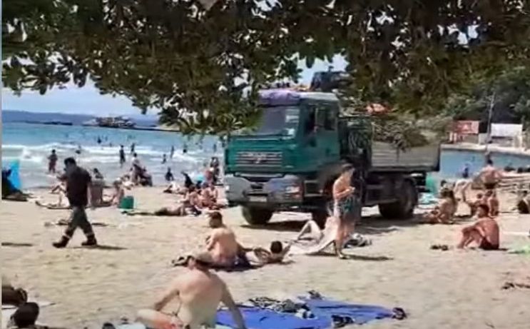 Poznatom plažom u Hrvatskoj se kamionom provozao među ljudima: 'Ovo ima samo kod nas'