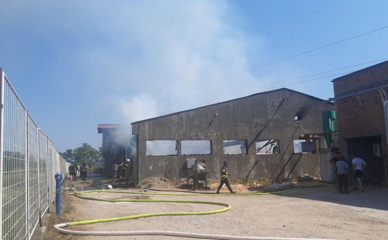 Detalji požara u Bijeljini: Izgorio pogon za proizvodnju košnica