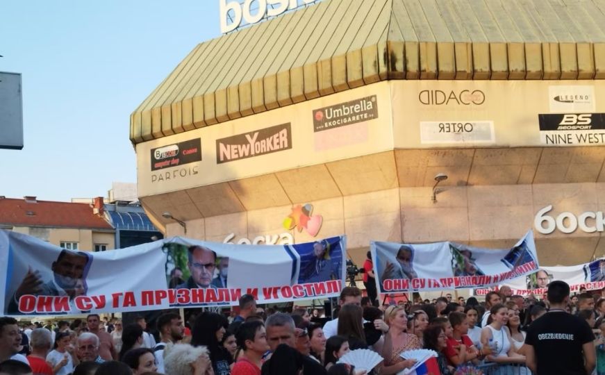 Sramotno: Četnički simboli i slike Ratka Mladića na 'patriotskom' koncertu u Banjoj Luci