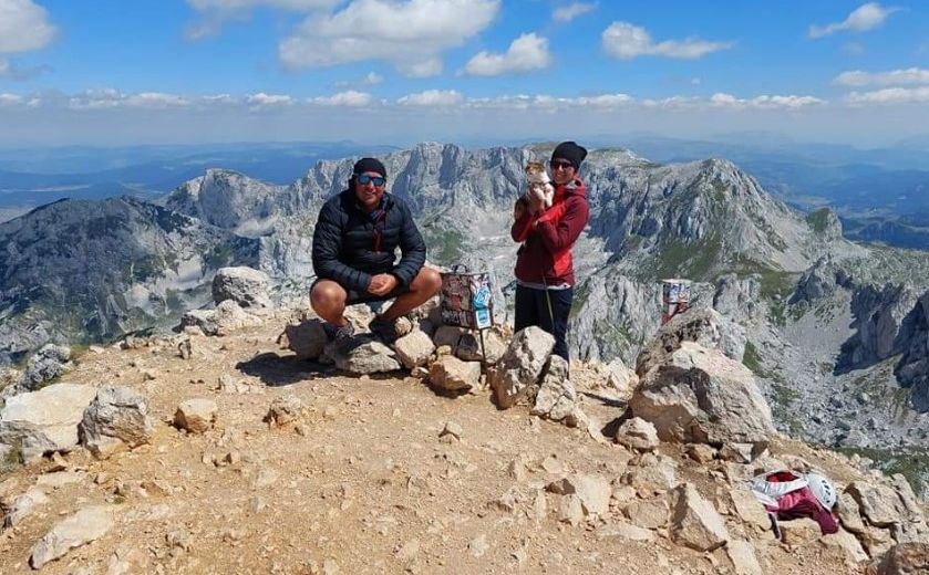 Upoznajte Almu, Denisa i njihovu Maciku: Planinske vrhove osvajaju s mačkom!