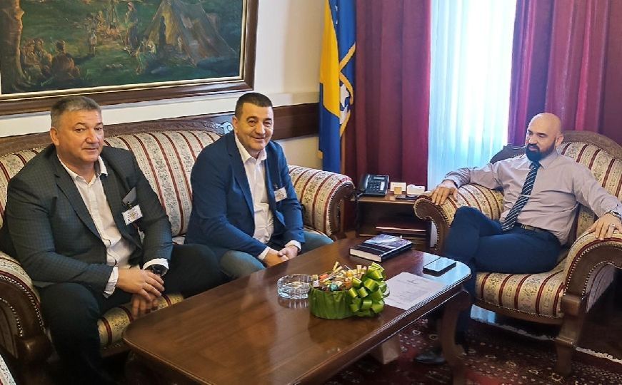 Ramo Isak održao sastanak sa direktorom TRZ Hadžići: Uskoro nova oklopna vozila u Federaciji BiH?