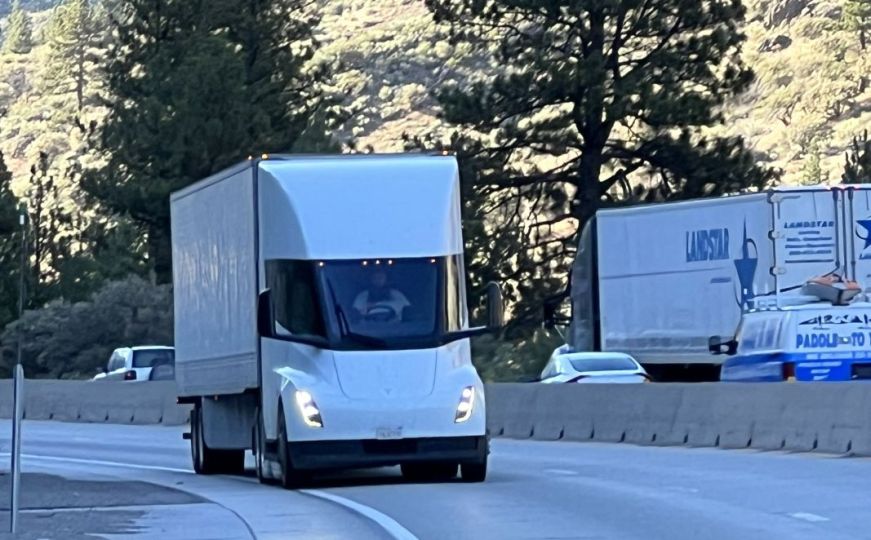 Tesla Semi 'preskače' druga teretna vozila: Da li se uopšte može smatrati kamionom?