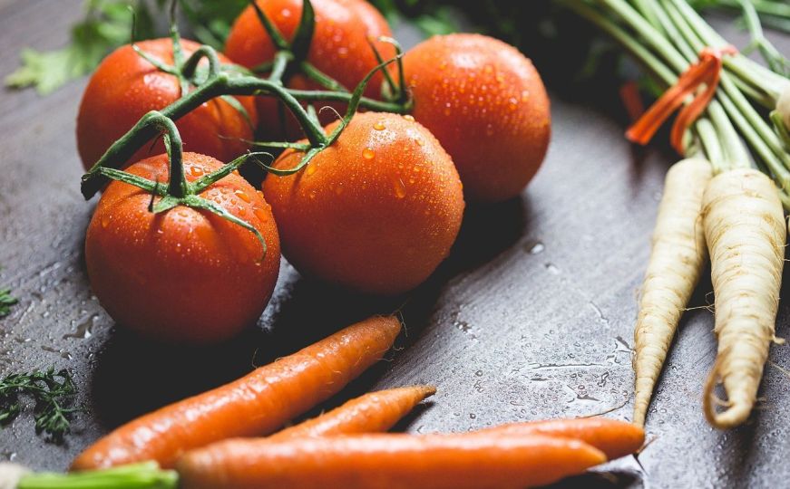 Koristite paradajz i mrkvu za sjajniju i preplanulu kožu