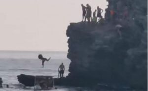 Za dlaku izbjegla smrt: Snimak djevojke koja skače u more postao viralan, uslijedio je šok...