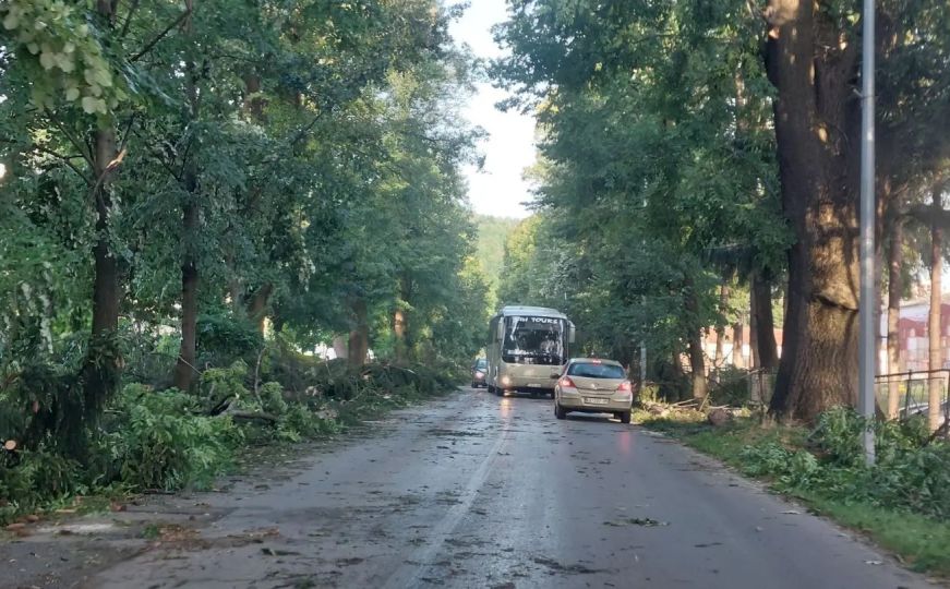 Olujno nevrijeme pogodilo Travnik: Građani ostali bez struje, oborena stabla, iščupani krovovi...