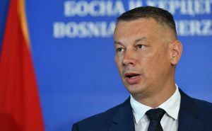 Nešić se iznervirao nakon pitanja o studenticama koje su veličale Ratka Mladića pa podigao tri prsta