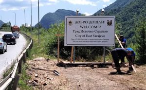 Ponovo postavljena tabla o 'protjerivanju Srba iz Sarajeva', Ćosić tvrdi: "Imamo nove dokaze!"