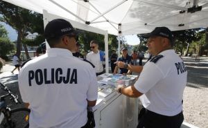 Policajci iz Poljske spasili muškarca od utapanja u Makarskoj