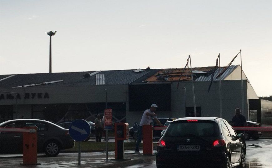 Nevrijeme stiglo do Bosne: Oluja oštetila krov banjalučkog aerodroma