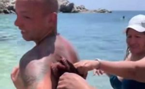 Turista uživao u plićaku, a onda je uslijedio haos: Za leđa mu se zalijepio "morski stvor"