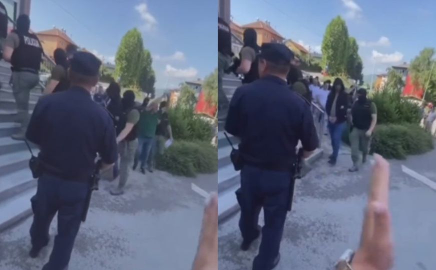 Objavljen snimak: Građani Kaknja daju podršku uhapšenim policajcima tokom privođenja