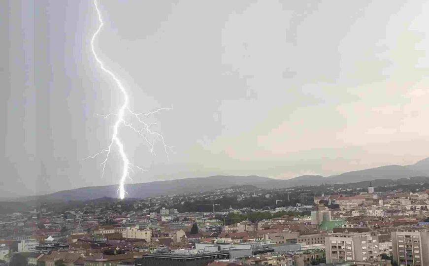 Oluja polako ide ka Bosni i Hercegovini: Pogledajte udar munje iznad Zagreba